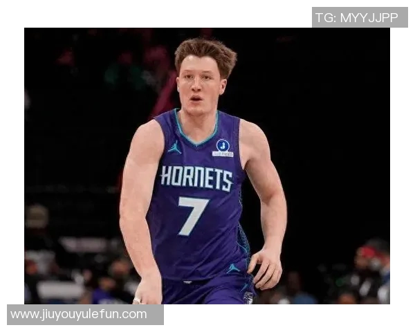 克尼佩尔半场表现惊艳6中4三分球3记轻松拿下11分2篮板1助攻 克尼佩尔半场表现惊艳6中4三分球3记轻松拿下11分2篮板1助攻