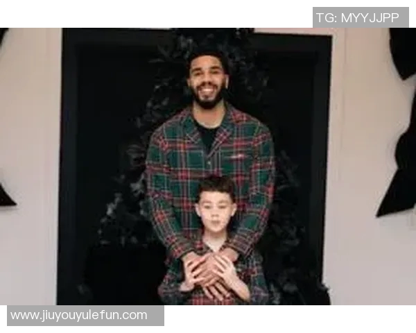 亲子装亮相塔图姆分享圣诞节与萌娃Duece的温馨时刻