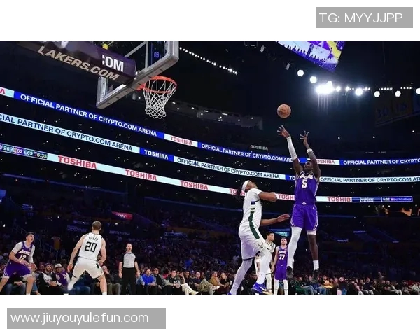 詹姆斯神之瞪激活艾顿三分群发威助力球队逆转胜利 詹姆斯神之瞪激活艾顿三分群发威助力球队逆转胜利